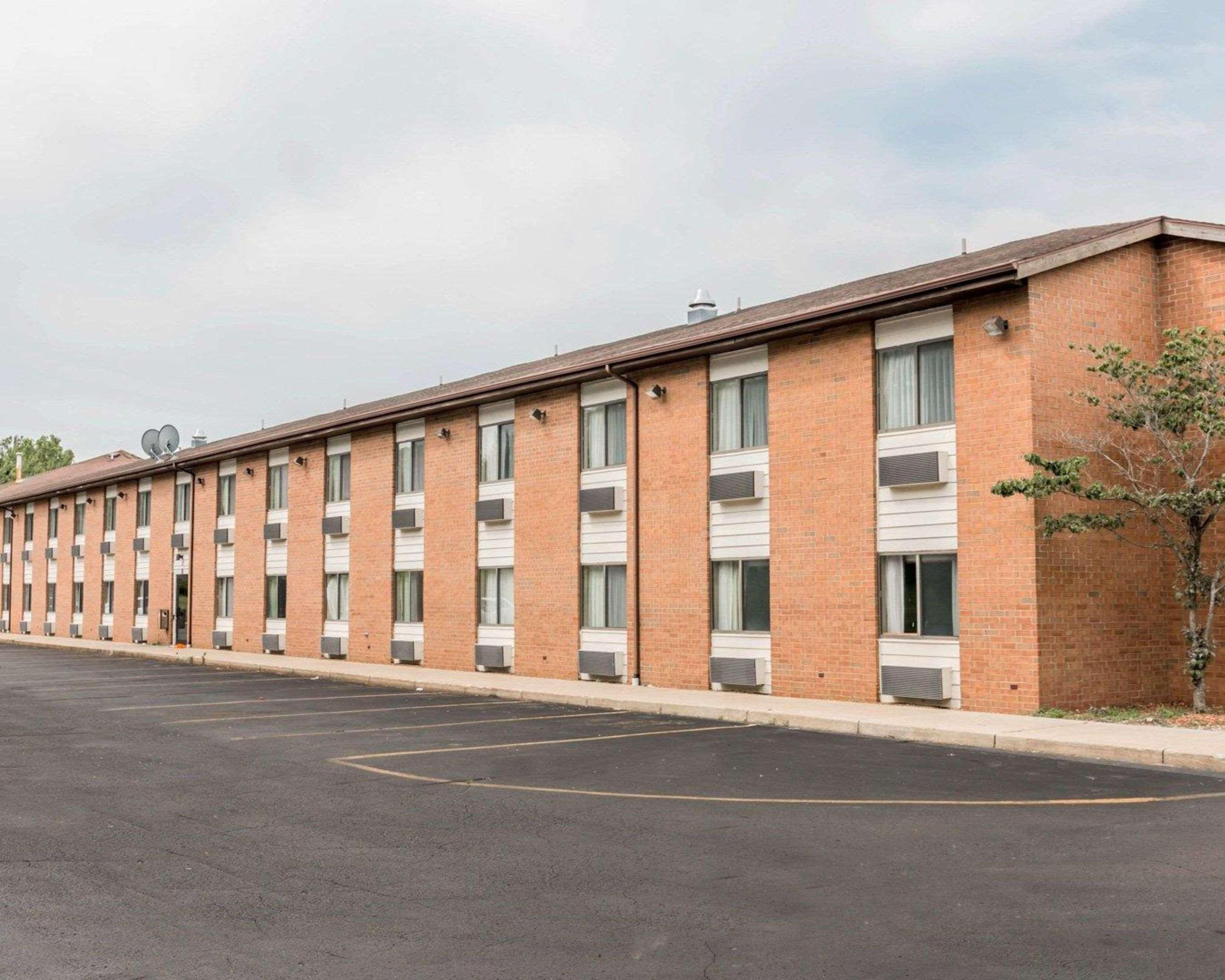 Quality Inn Grand Rapids North Walker Exteriör bild
