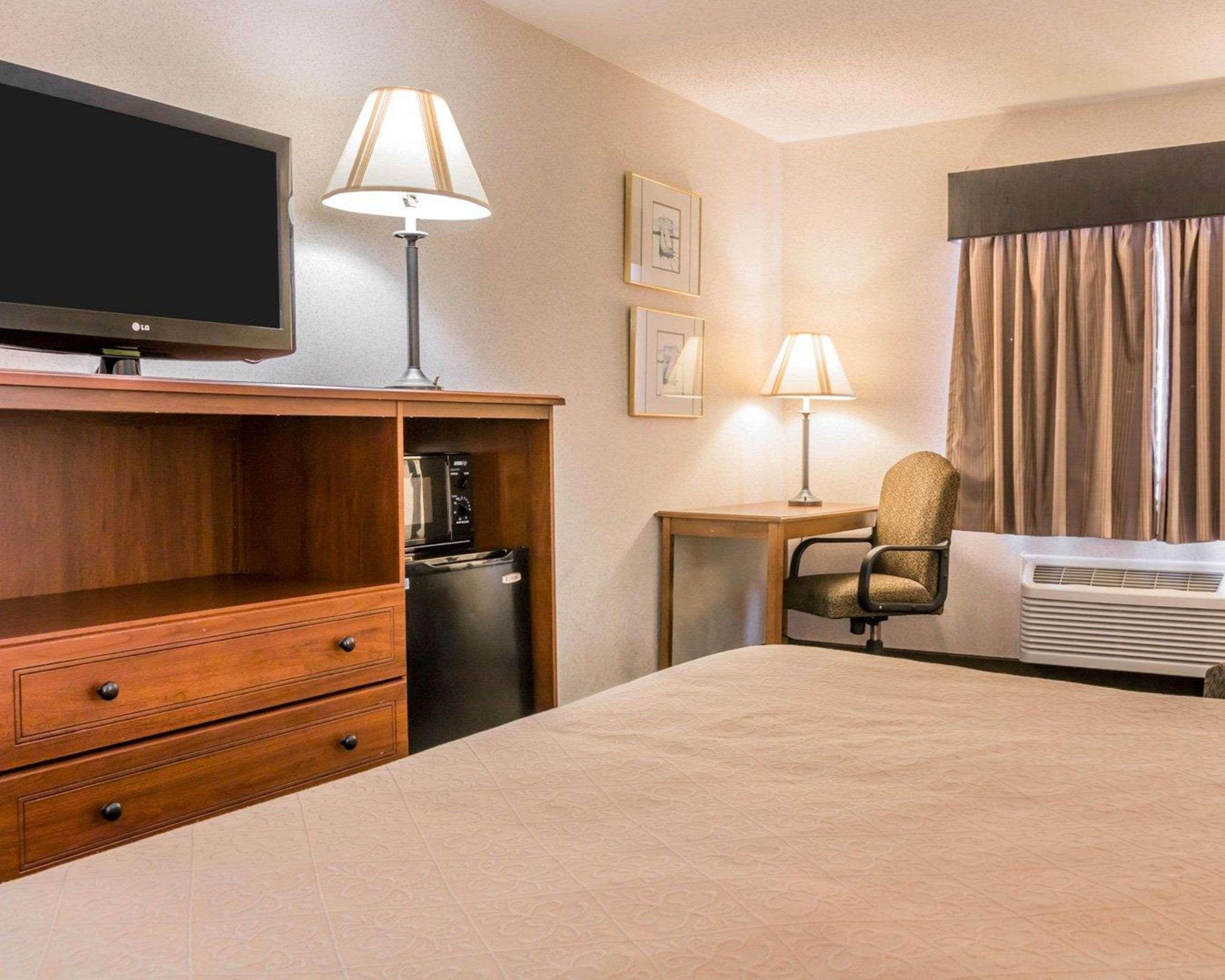 Quality Inn Grand Rapids North Walker Exteriör bild