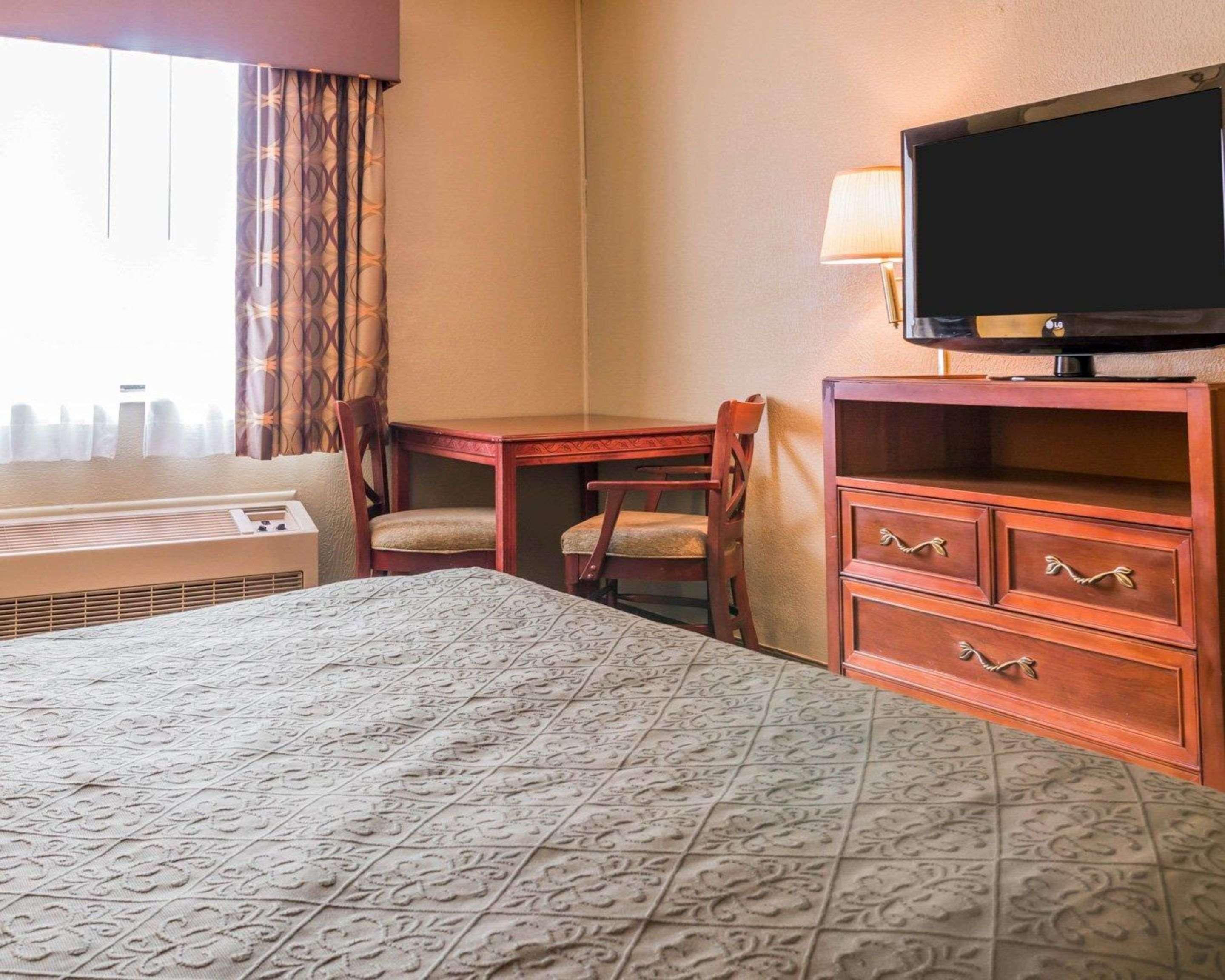 Quality Inn Grand Rapids North Walker Exteriör bild